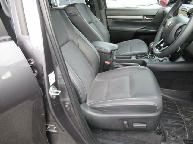 Toyota HILUX 2.8L Invincible X Grey #3