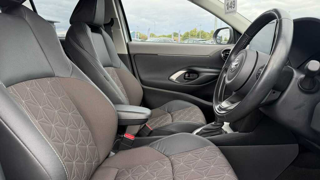 Toyota Yaris Cross 1.5 Hybrid Excel Awd Cvt 2023 GL72HJC Silver #3