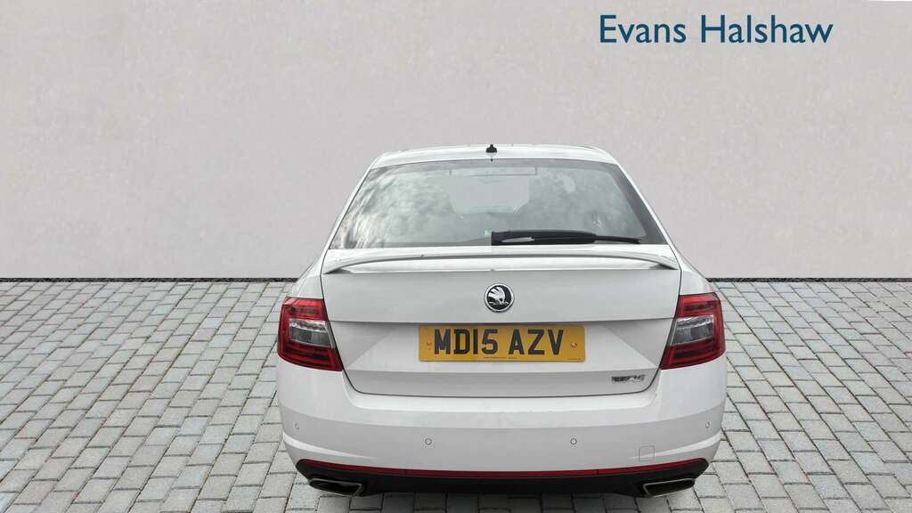 Skoda Octavia 2.0 Tdi Cr Vrs 2015 White #4
