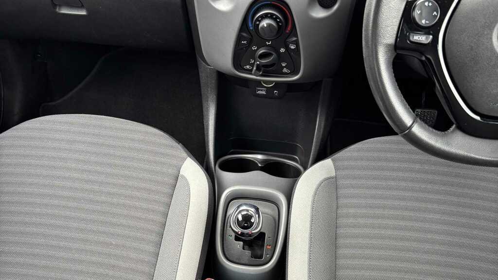 Toyota Aygo 1.0 Vvt-i X-play X-shift 2019 Red #4