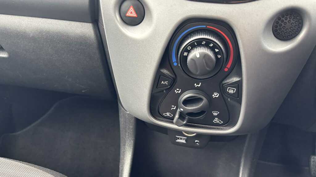 Toyota Aygo 1.0 Vvt-i X-play X-shift 2019 Red #6
