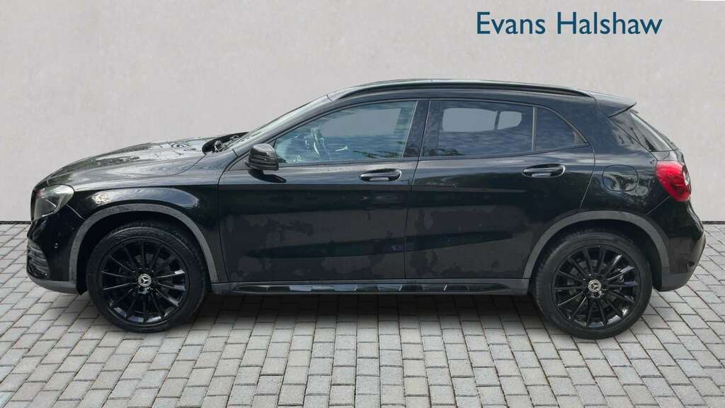 Mercedes-Benz GLA Class 200 Amg Line Executive 2017 Black #3