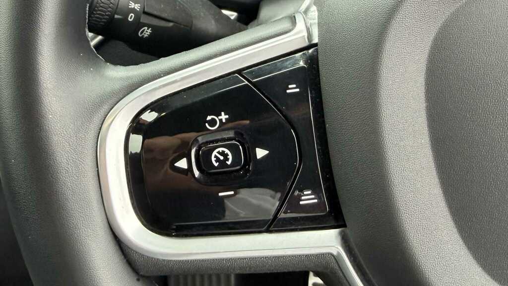Volvo XC60 R-design Pro, B5 Mild Hybrid White #15