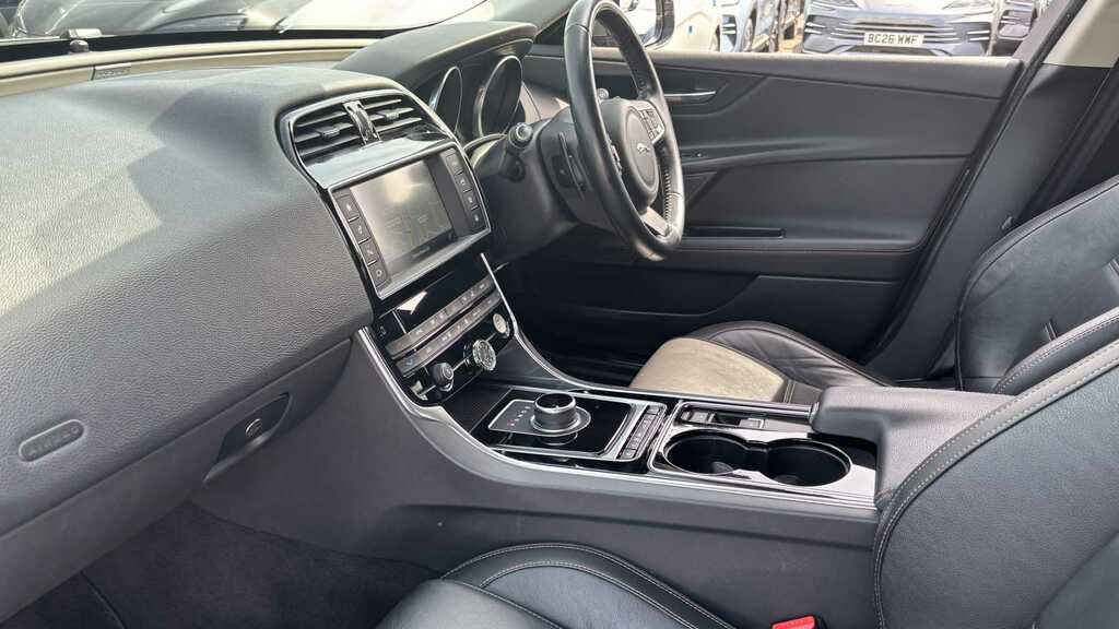 Jaguar XE 2.0 240 R-sport Silver #9