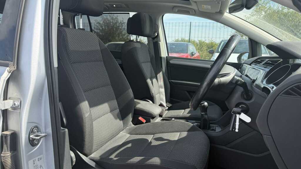 Volkswagen Touran Mpv White #13