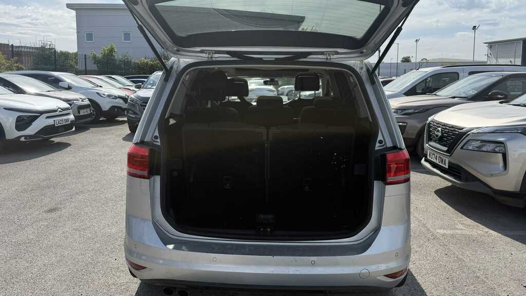 Volkswagen Touran Mpv White #8