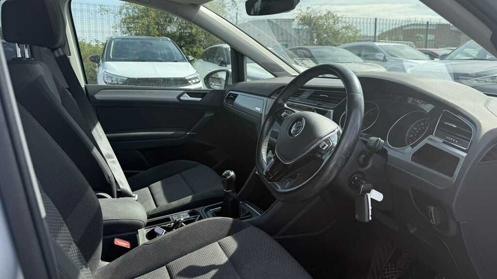 Volkswagen Touran Mpv White #12