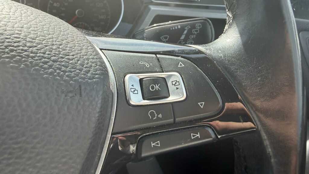 Volkswagen Touran Mpv White #16
