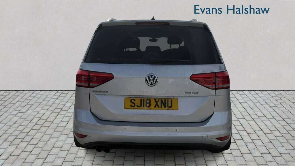 Volkswagen Touran Mpv White #7
