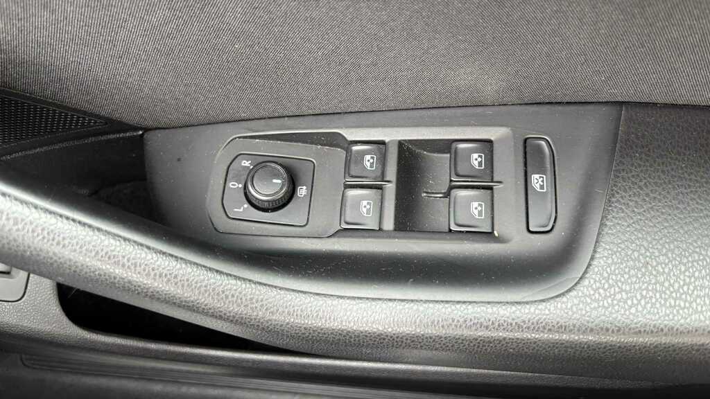 Volkswagen Passat 1.6 Se Tdi Dsg 119 Bhp Silver #17