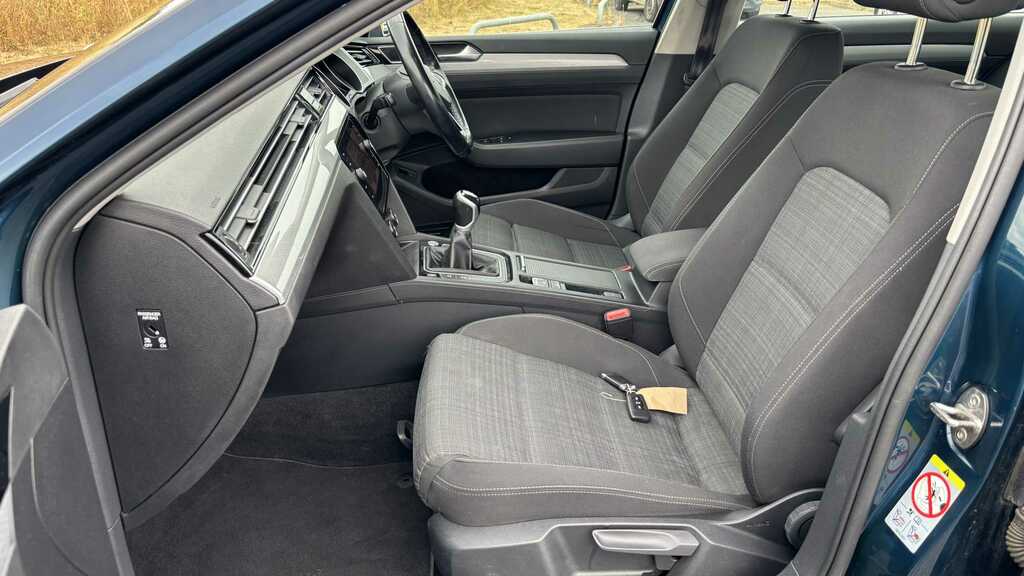 Volkswagen Passat 1.6 Se Tdi Dsg 119 Bhp Silver #9