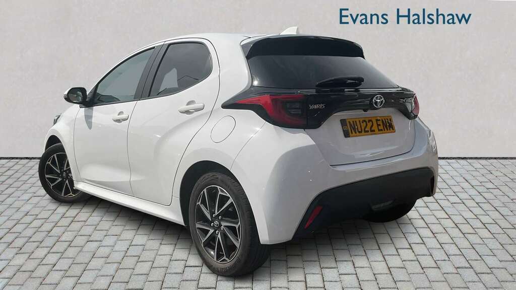 Toyota Yaris 1.5 Hybrid Design Cvt 2022 White #2