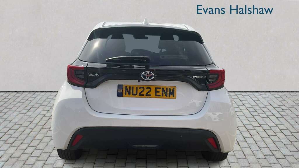 Toyota Yaris 1.5 Hybrid Design Cvt 2022 White #4