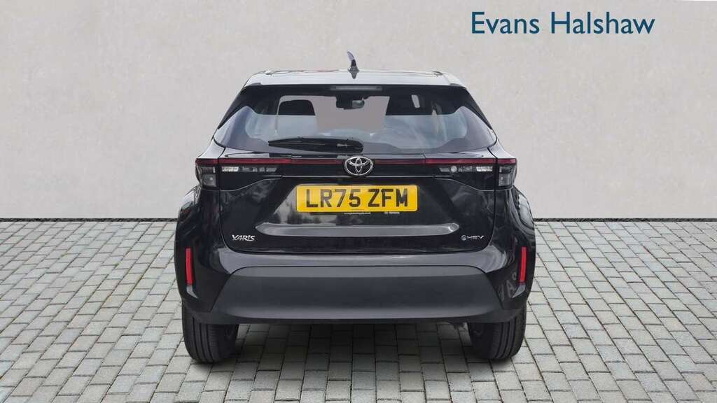 Toyota Yaris Cross 1.5 Hybrid Icon Cvt 2025 Black #3