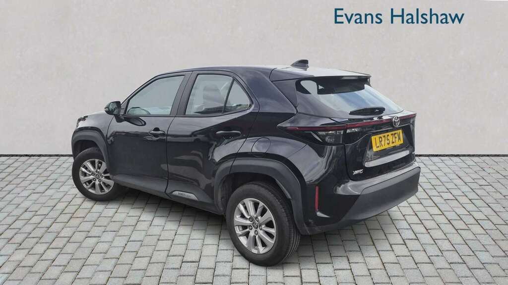 Toyota Yaris Cross 1.5 Hybrid Icon Cvt 2025 Black #2