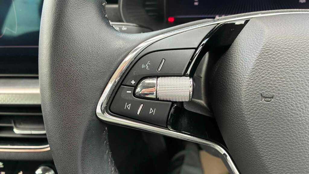 Skoda Kamiq Se Drive White #28