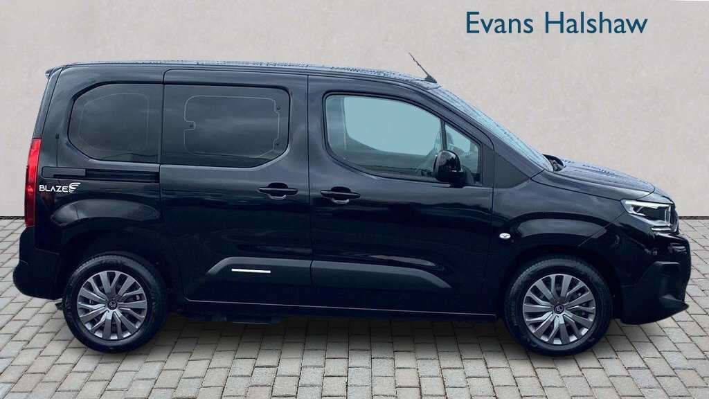 Citroen Berlingo 1.2 110 Plus M 2026 Black #5