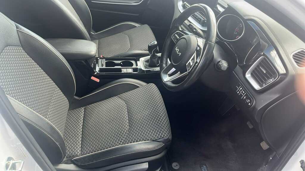 Kia Xceed 1.6 Gdi 8.9Kwh 4 Suv Plug-in Hybrid Dct Black #11