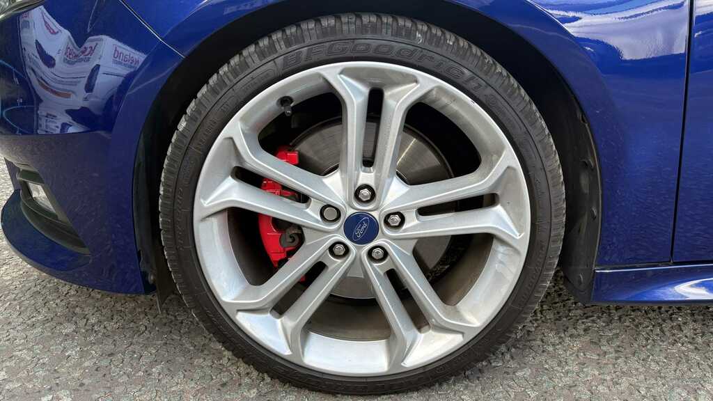 Ford Focus 1.5T Ecoboost Titanium Estate Eu Red #10