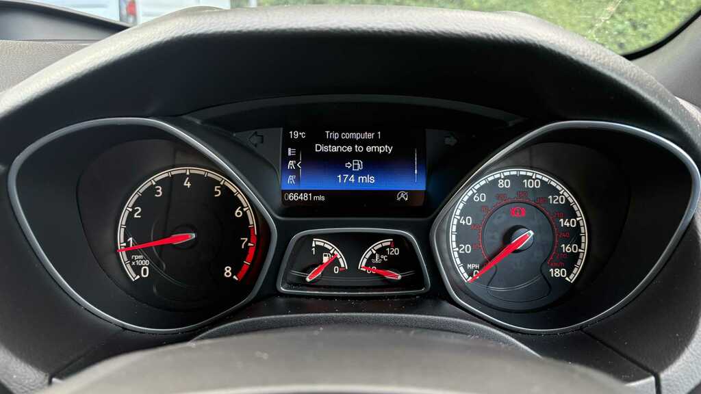 Ford Focus 1.5T Ecoboost Titanium Estate Eu Red #26