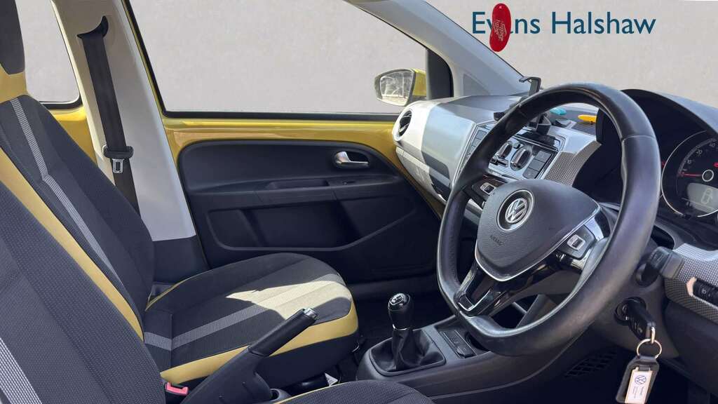 Volkswagen Up 1.0 High 2017 Yellow #5