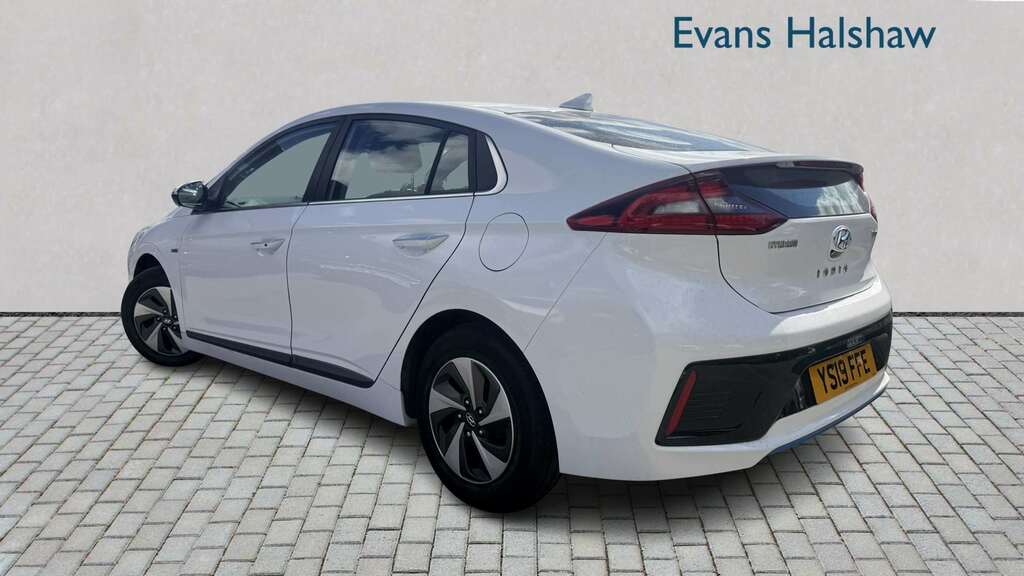 Hyundai Ioniq 1.6 Gdi Hybrid Premium Dct 2019 White #2