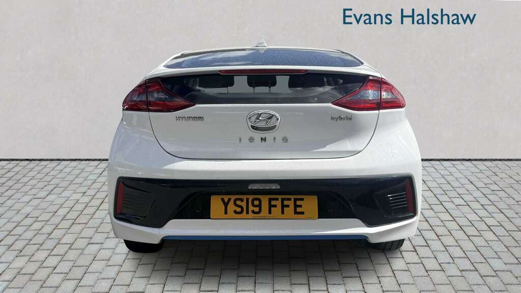 Hyundai Ioniq 1.6 Gdi Hybrid Premium Dct 2019 White #3