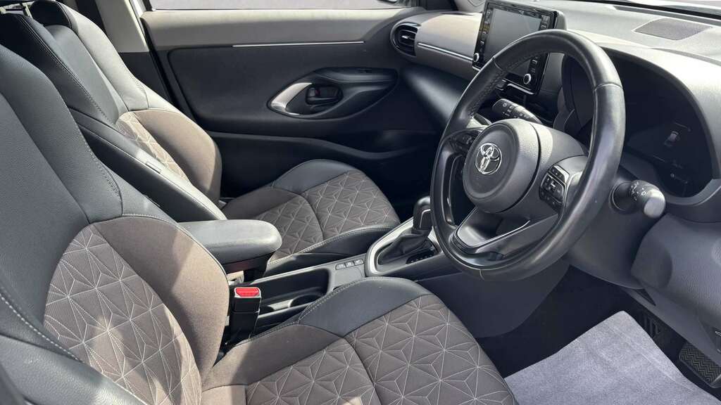 Toyota Yaris Cross 1.5 Hybrid Excel Cvt 2023 White #3