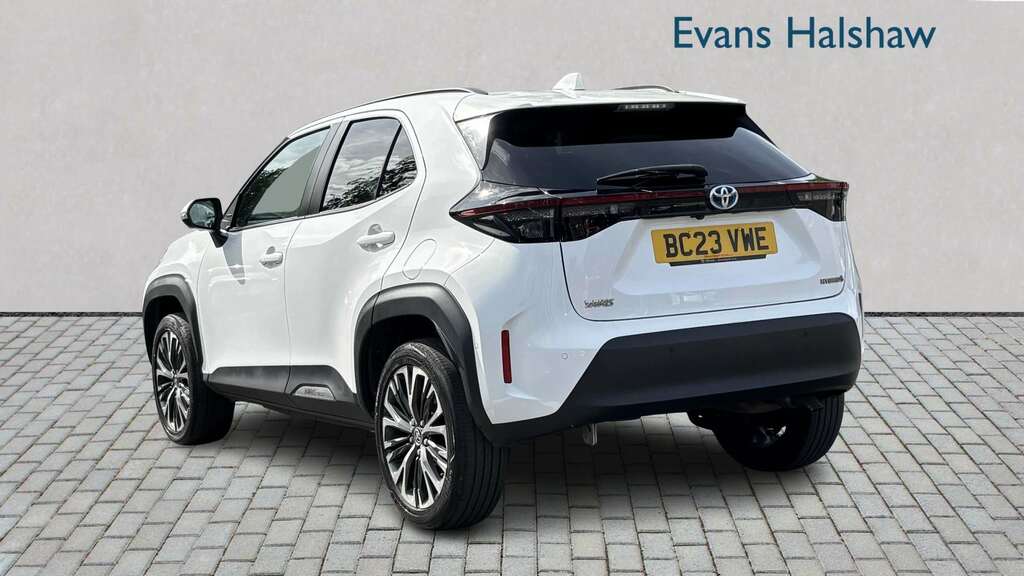 Toyota Yaris Cross 1.5 Hybrid Excel Cvt 2023 White #2