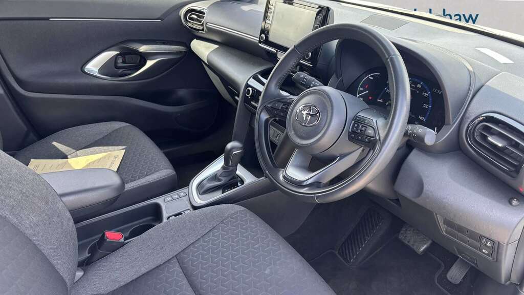 Toyota Yaris Cross 1.5 Hybrid Design Cvt 2024 White #6