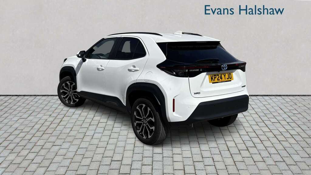 Toyota Yaris Cross 1.5 Hybrid Design Cvt 2024 White #2