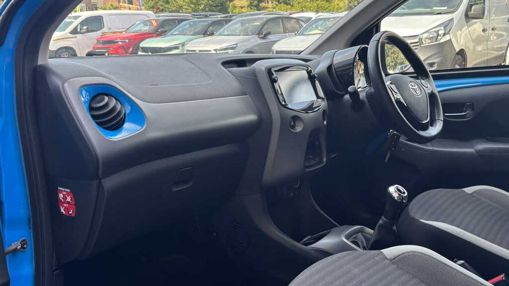 Toyota Aygo 1.0 Vvt-i X-play Red #8