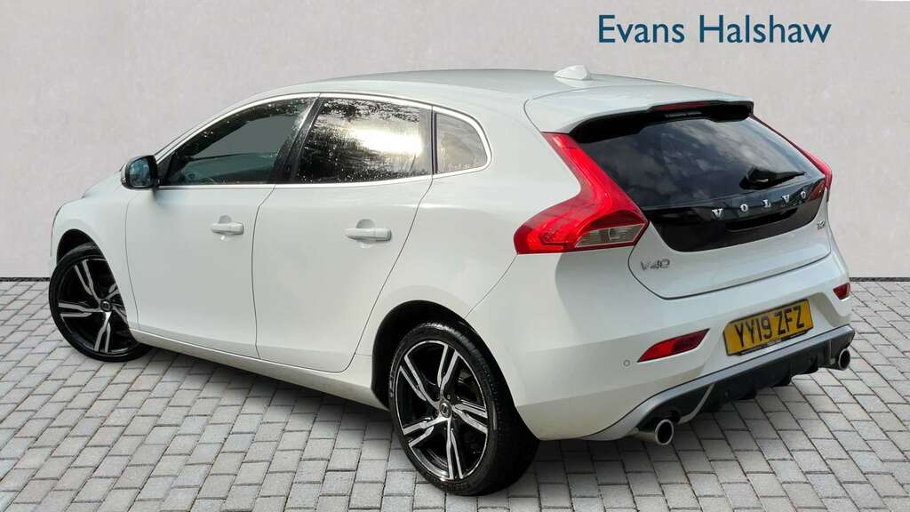 Volvo V40 T2 122 R Design Edition 2019 White #2