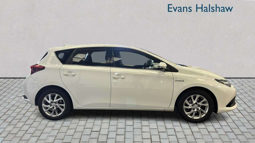 Toyota Auris 1.8 Hybrid Business Edition Cvt Leather 2016 White #3