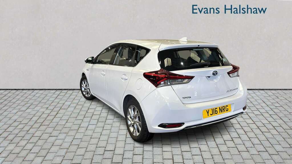 Toyota Auris 1.8 Hybrid Business Edition Cvt Leather 2016 White #2