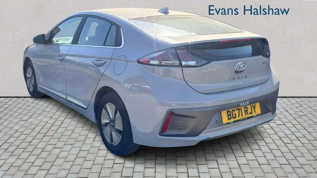Hyundai Ioniq 1.6 Gdi Hybrid Premium Dct 2021 Grey #3