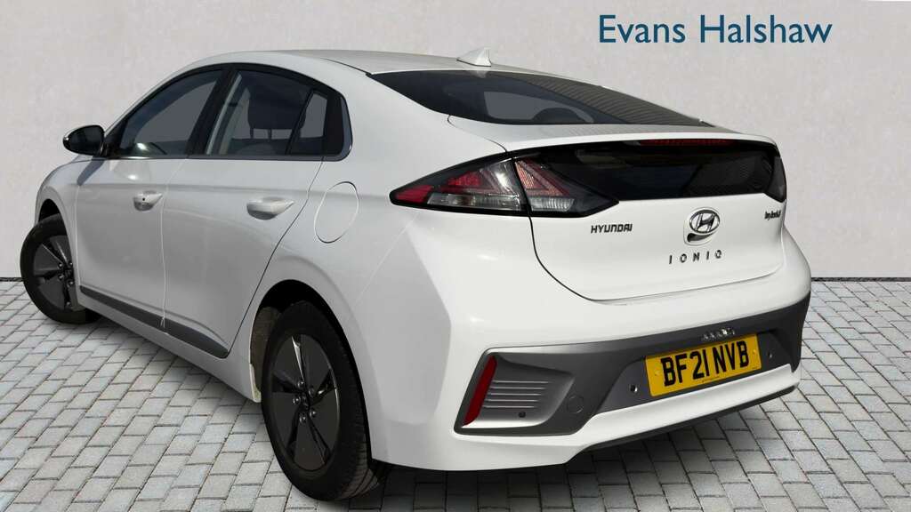 Hyundai Ioniq 1.6 Gdi Hybrid Premium Dct 2021 White #2