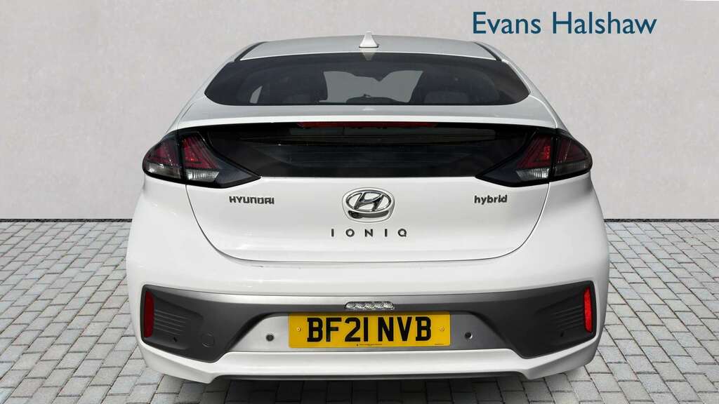 Hyundai Ioniq 1.6 Gdi Hybrid Premium Dct 2021 White #4