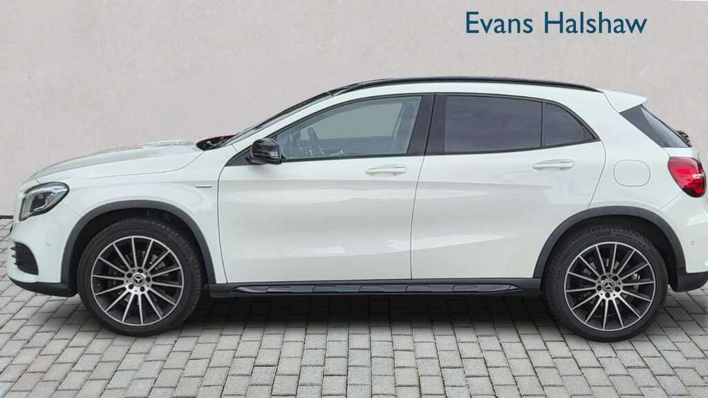 Mercedes-Benz GLA Class 220D 4Matic Whiteart Premium Plus 2017 FE67NXB White #3