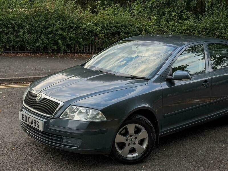 Skoda Octavia 1.6 Fsi Ambiente Tiptronic Grey #4