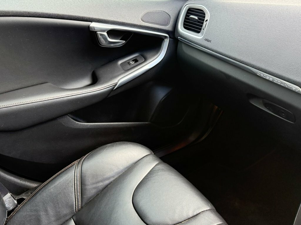 Volvo V40 Cross Country 1.6L Lux White #5
