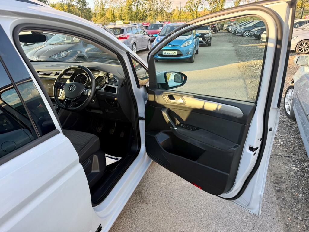 Volkswagen Touran Mpv Black #39