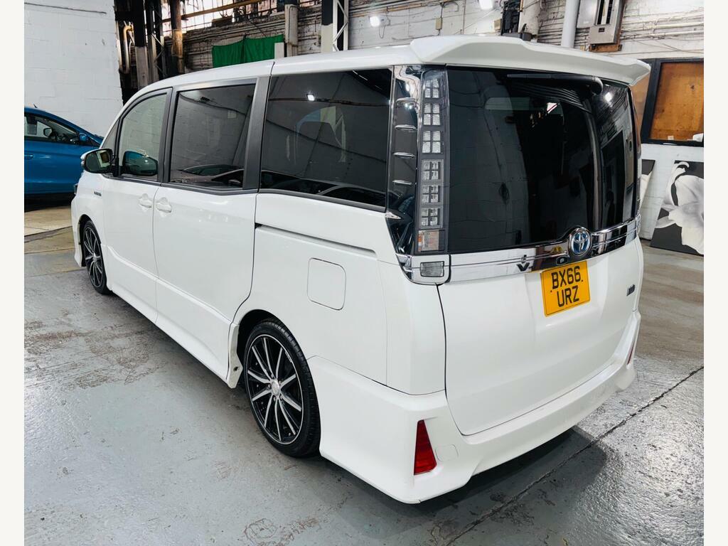 Toyota Voxy Zs 1.8 Hybrid White #6