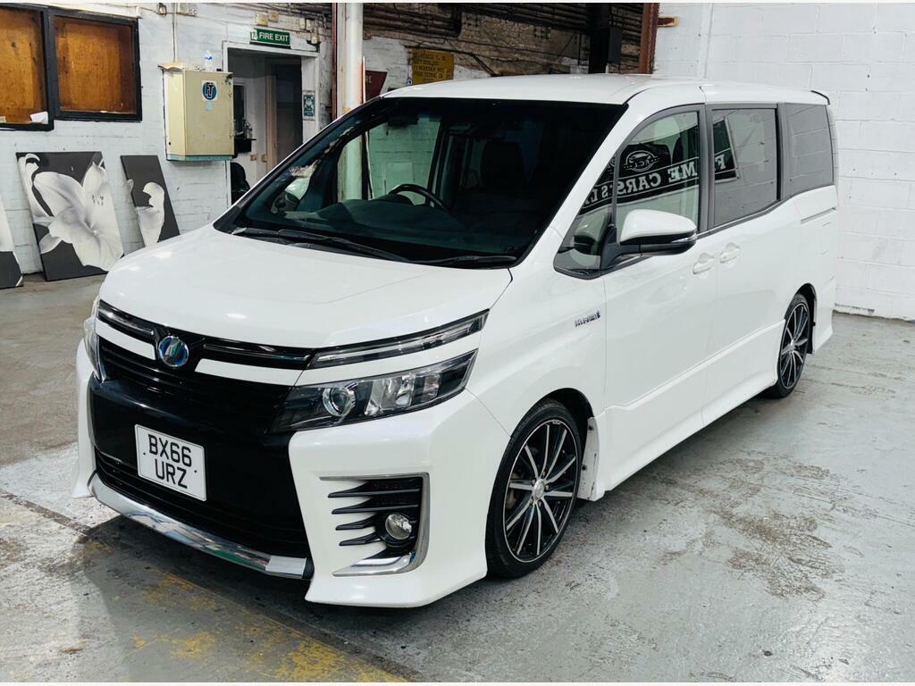 Toyota Voxy Zs 1.8 Hybrid White #3