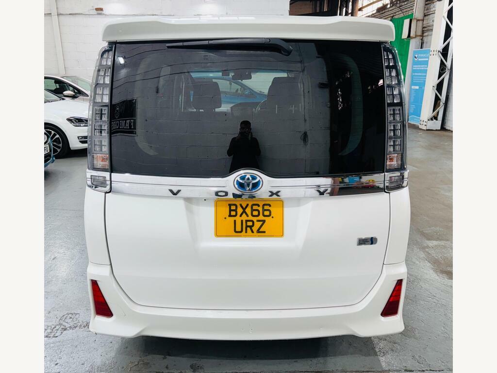 Toyota Voxy Zs 1.8 Hybrid White #5