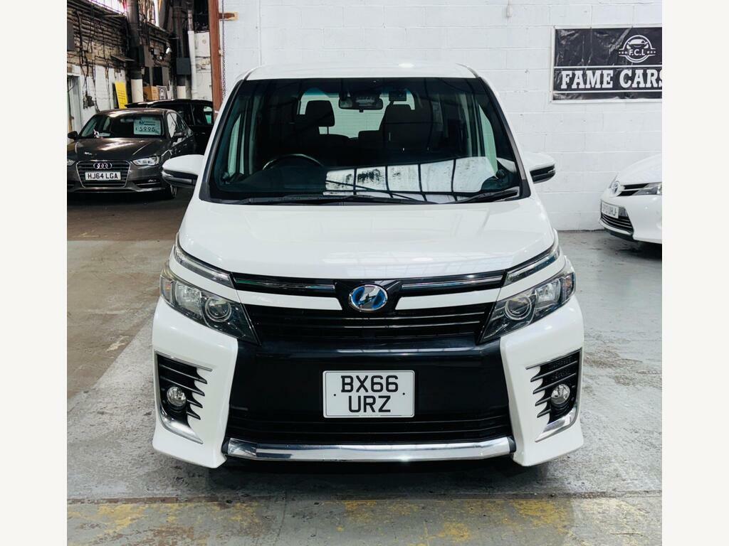 Toyota Voxy Zs 1.8 Hybrid White #2