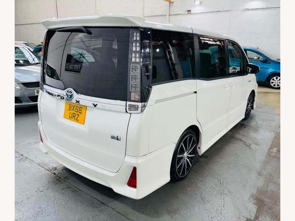Toyota Voxy Zs 1.8 Hybrid White #4