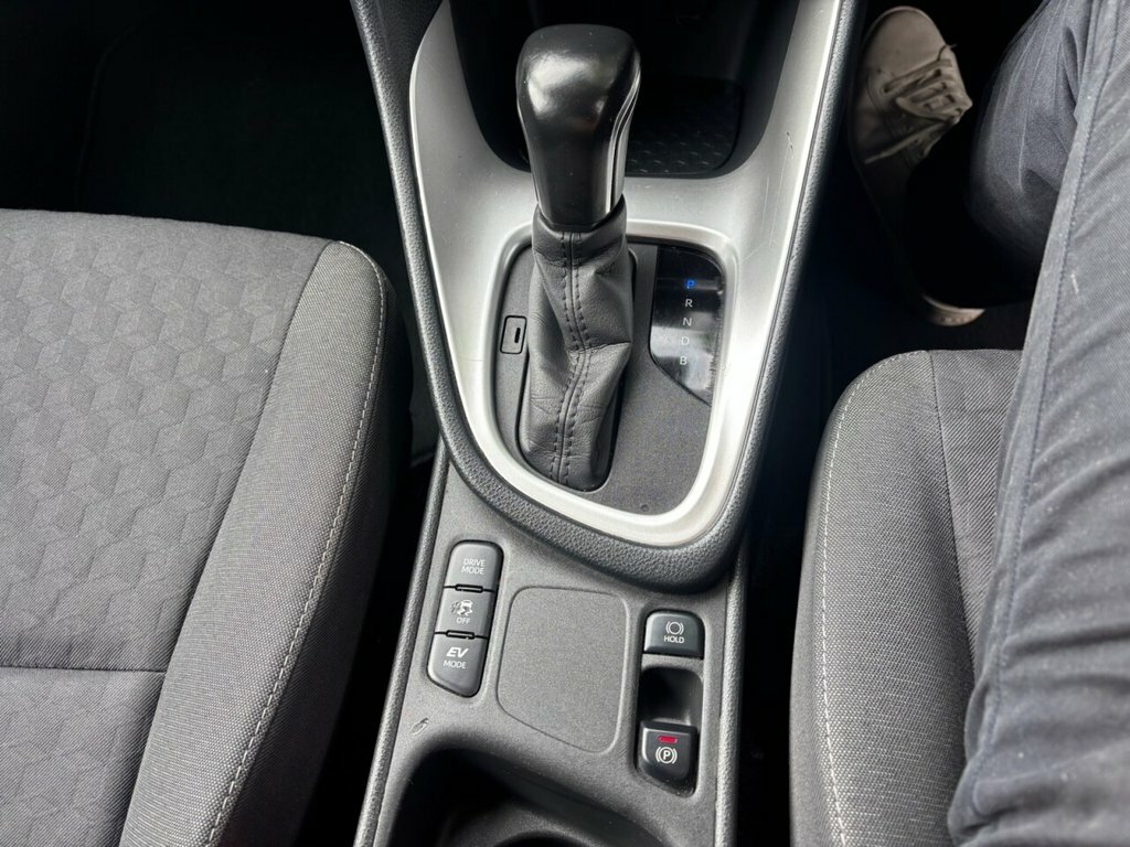 Toyota Yaris 1.5 Hybrid Icon Cvt Grey #30
