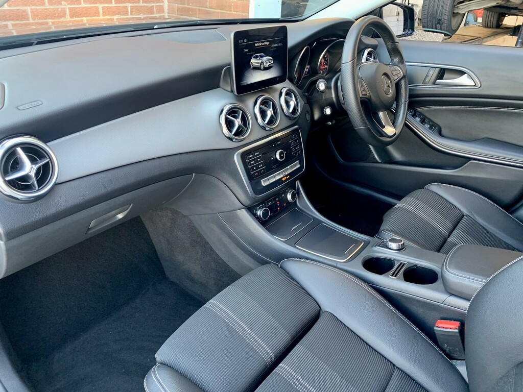 Mercedes-Benz GLA Class 1.6 Gla180 Urban Edition Black #2