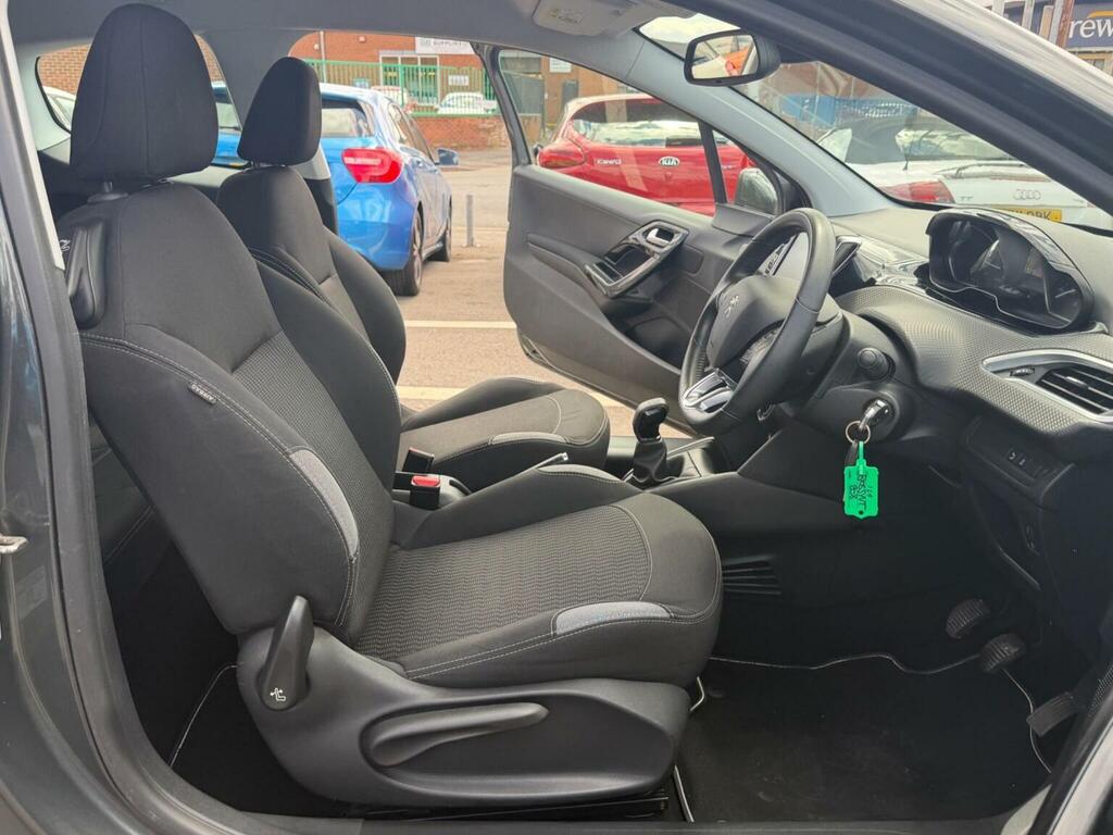 Peugeot 208 Style Red #13